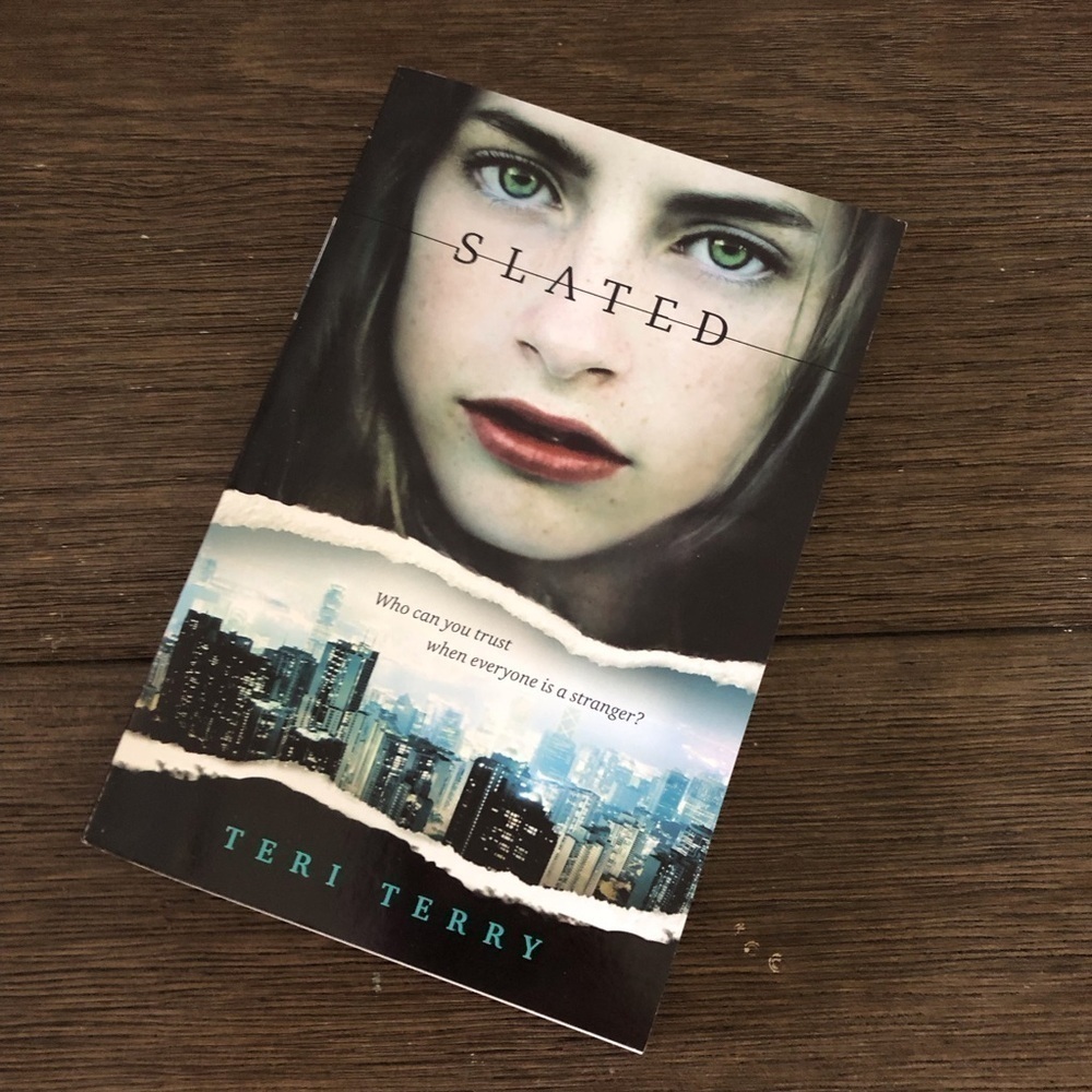 Slated by: Teri Terry paperback book